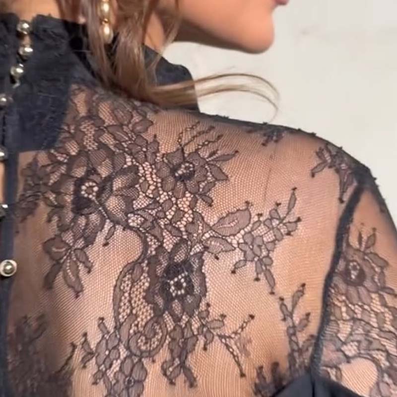 Elegantiška moteriška midi suknelė su nėriniuota nugara ir aukšta apykakle