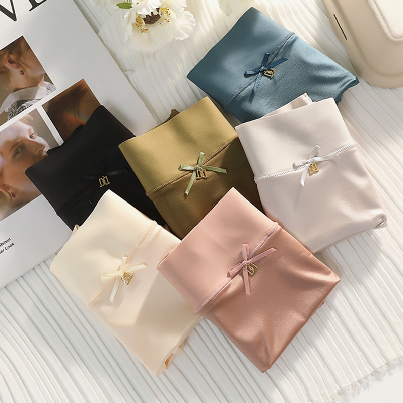 Antibakterinės higroskopinės bekvapės šilko ginekologinės kelnaitės (3 vnt.)