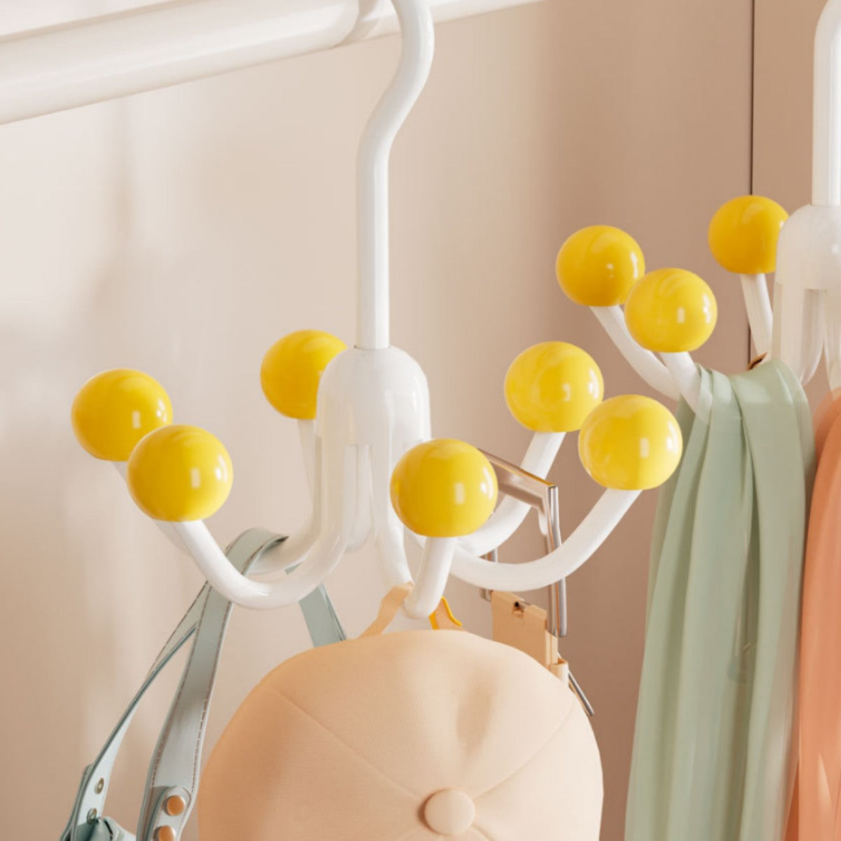 360° pasukamas džemperių ir rankinių laikiklis