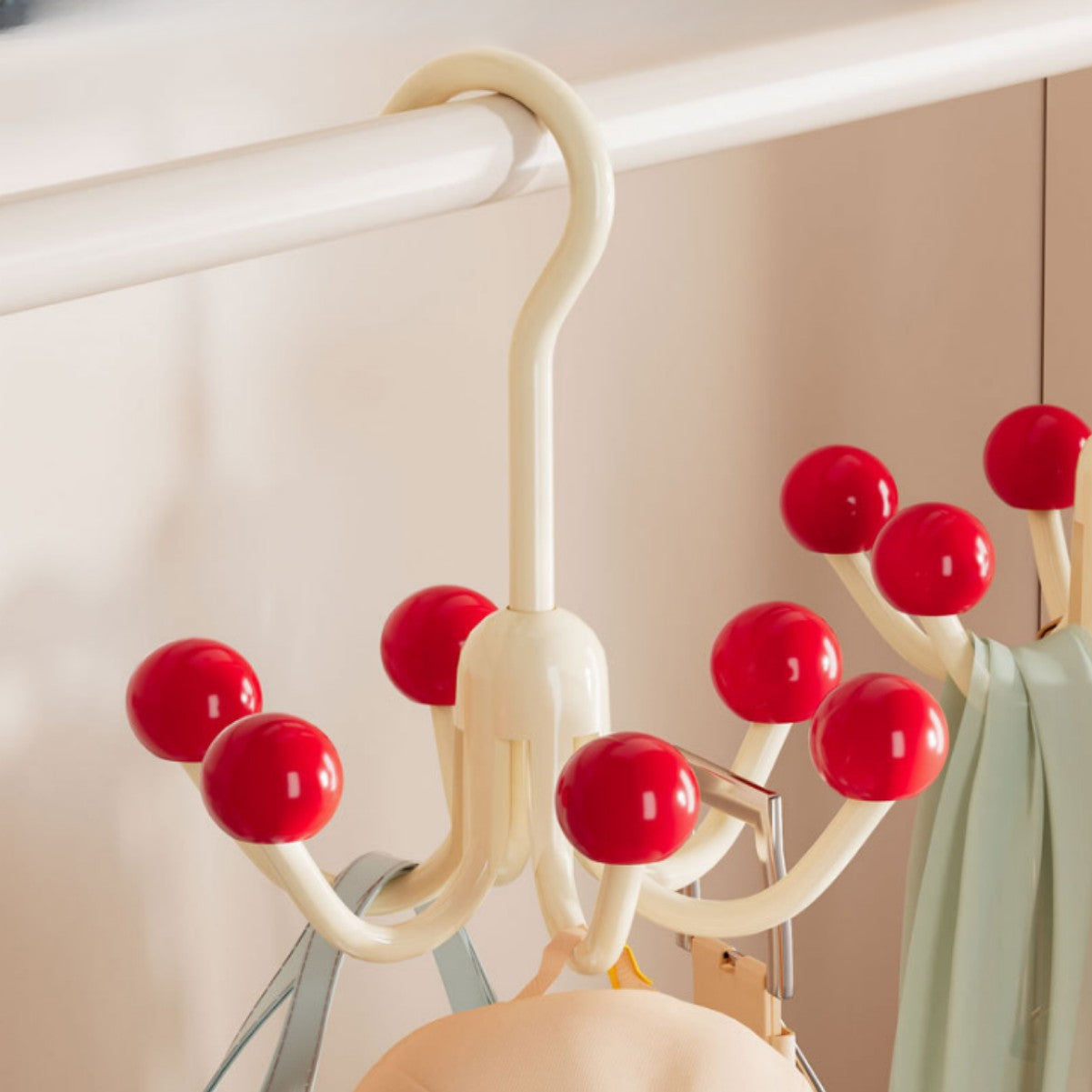 360° pasukamas džemperių ir rankinių laikiklis